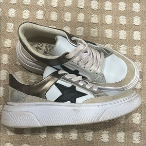 Stylish Women's Sneakers with Star Design